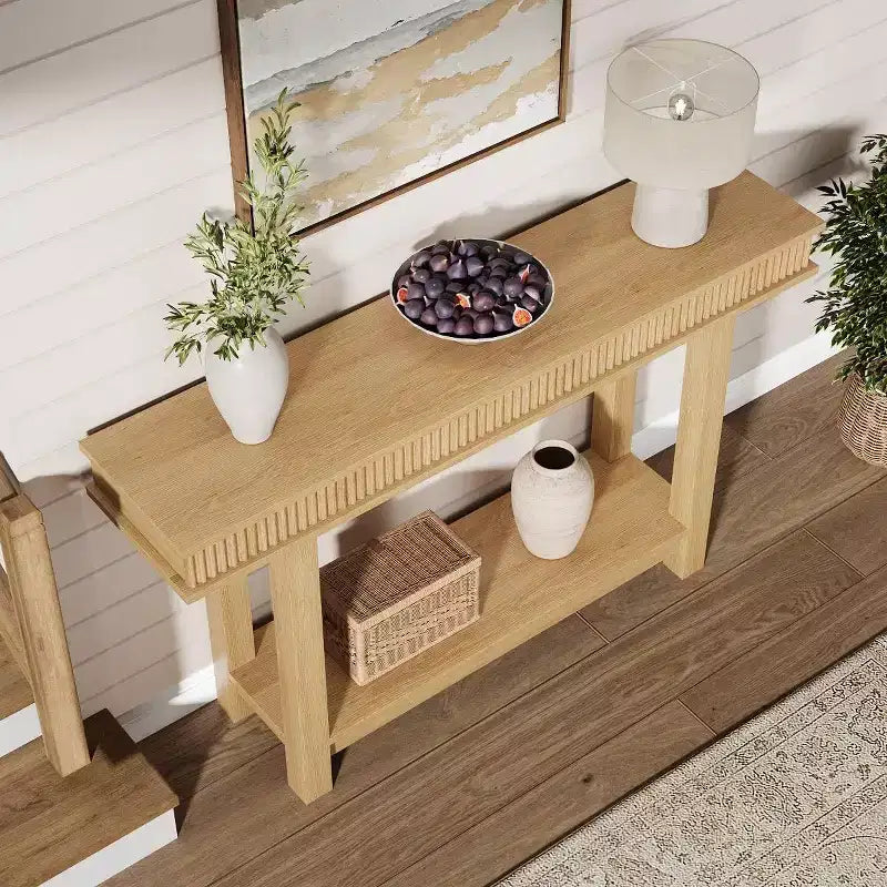Geriffelter Konsolentisch aus Holz im Landhausstil, 2 Ebenen mit Ablagefläche, rechteckig, schmaler Flurtisch für Eingangsbereich, Flur oder Wohnzimmer, hinter dem Sofa