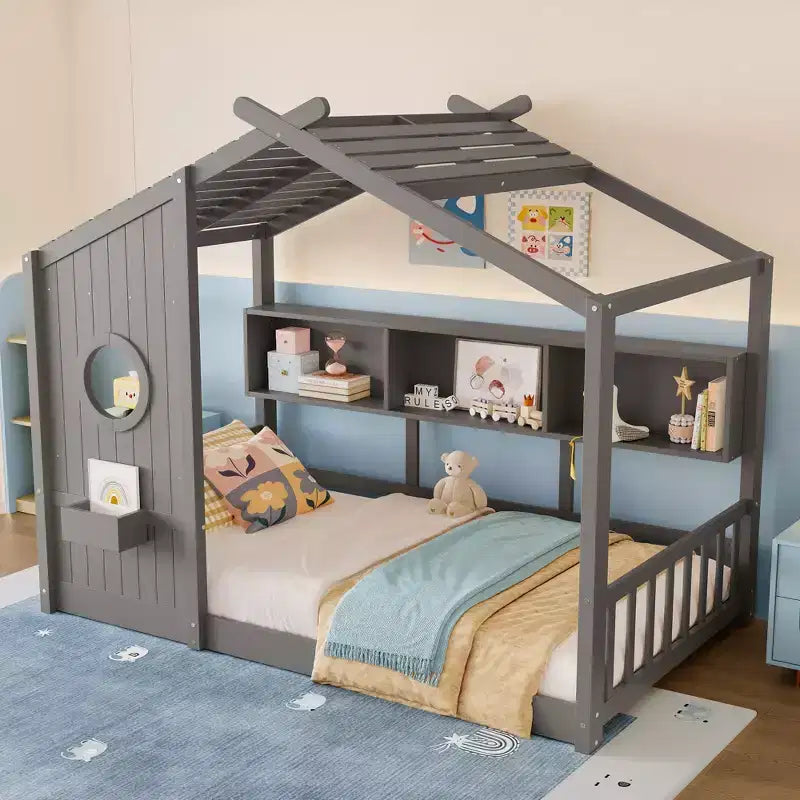 Bodenbett in Hausform mit integrierten Ablageregalen und Latten-Dach