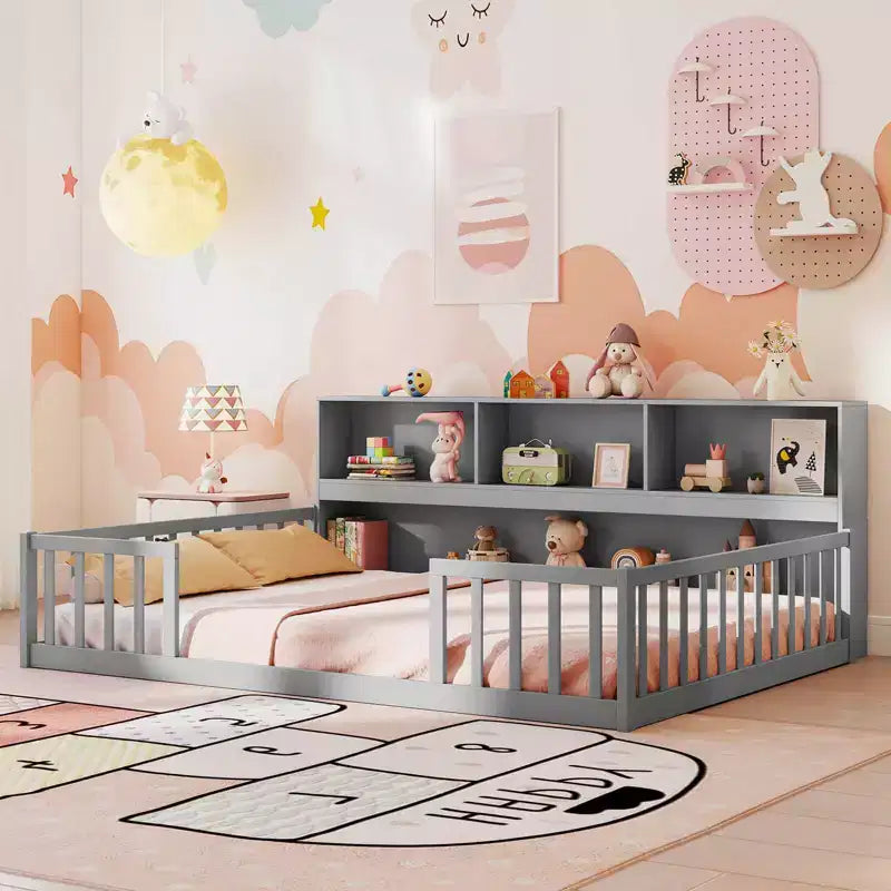 Łóżko podłogowe Montessori Twin/Full z półkami na książki i barierkami zabezpieczającymi, białe/szare