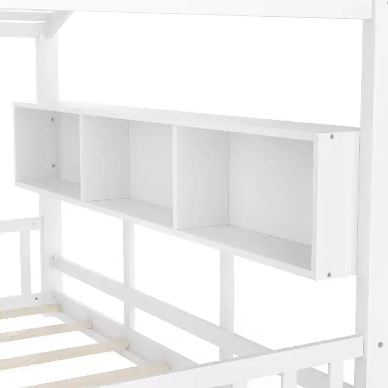 Bodenbett in Hausform mit integrierten Ablageregalen und Latten-Dach