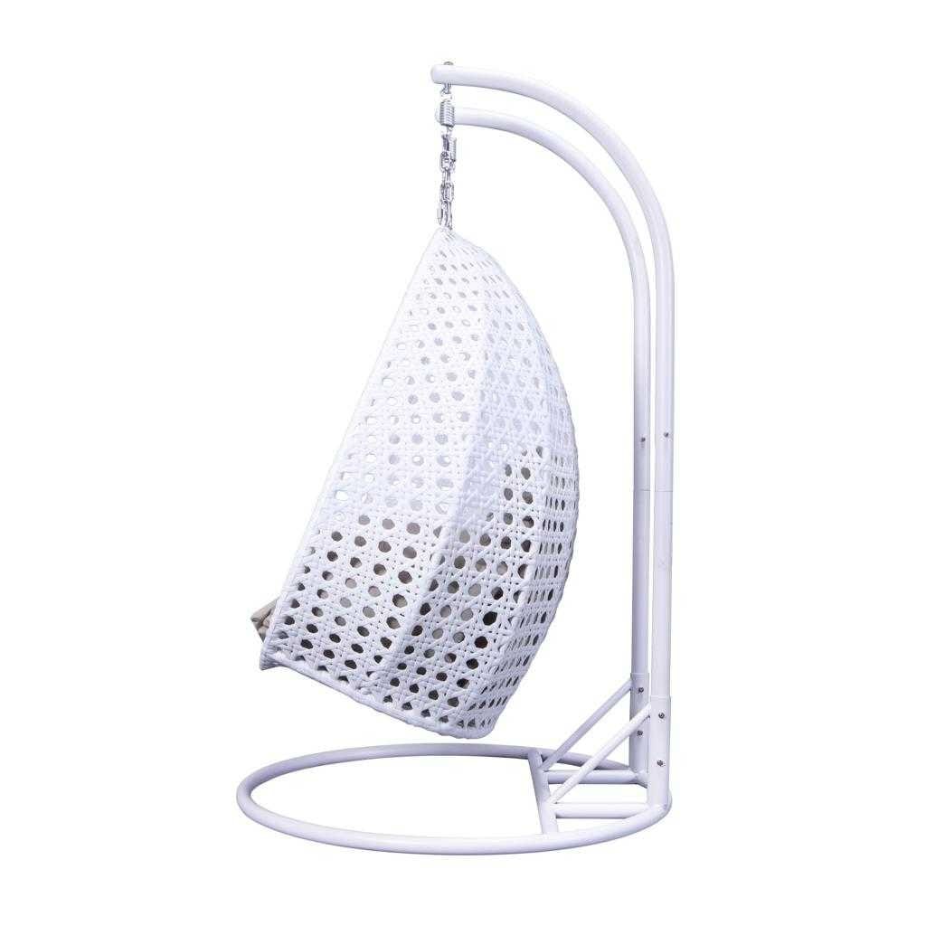 LeisureMod Hängesessel in Ei-Form für 2 Personen mit Gestell - Rattan-Pendelsessel für drinnen und draußen, Hängemattensessel für die Terrasse mit Kissen