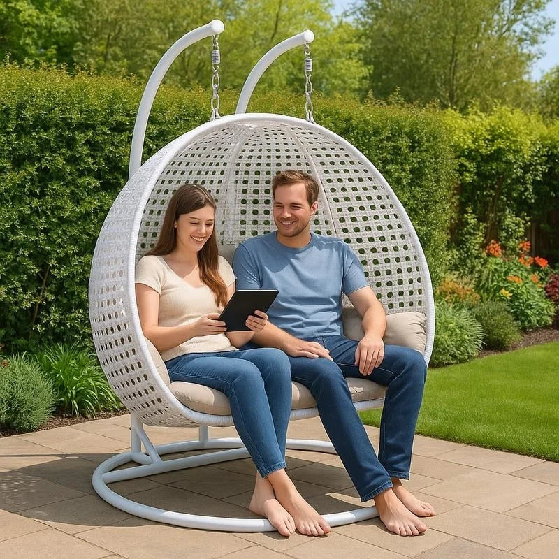 LeisureMod Hängesessel in Ei-Form für 2 Personen mit Gestell - Rattan-Pendelsessel für drinnen und draußen, Hängemattensessel für die Terrasse mit Kissen