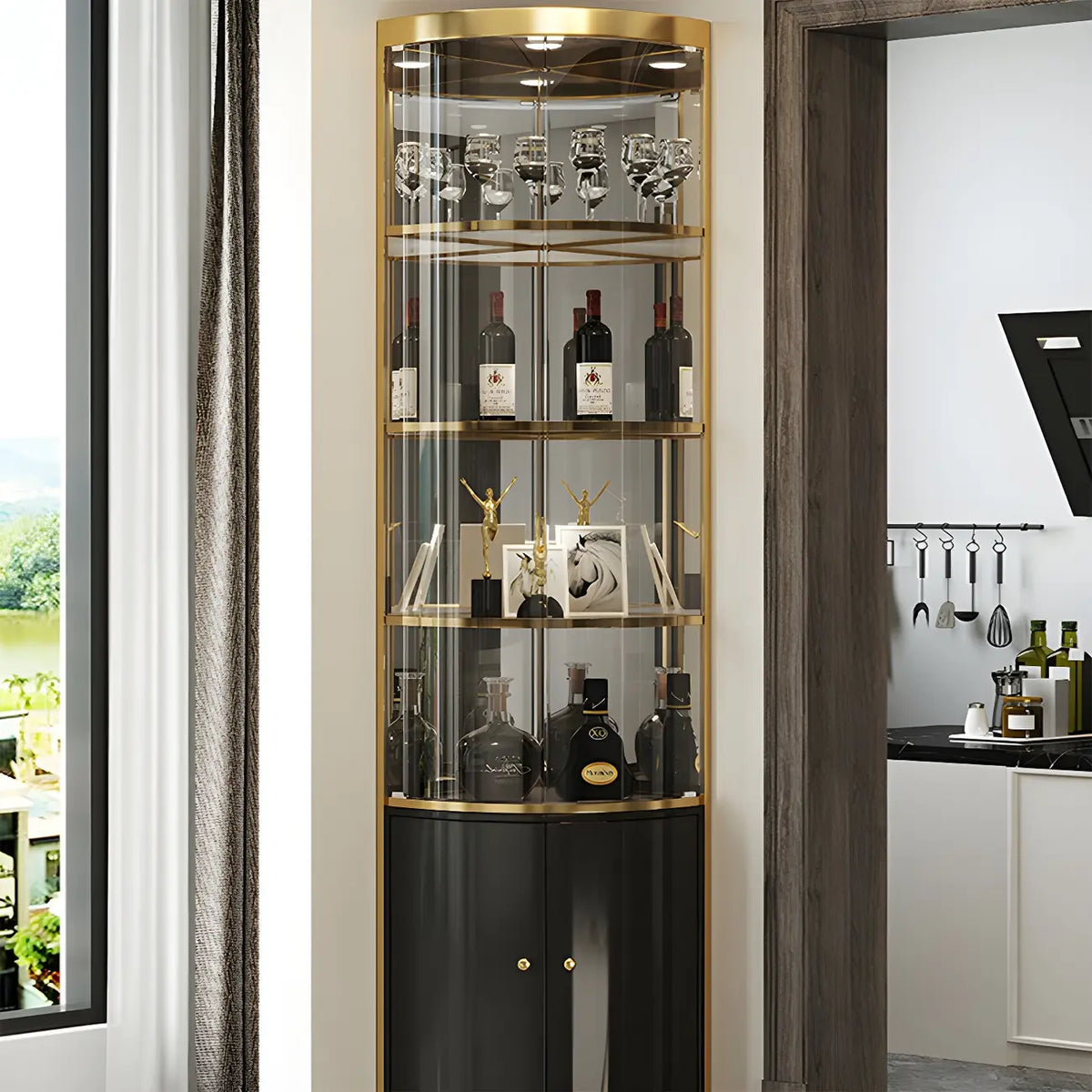Glamouröser, glänzender Vitrinenschrank aus Glas und goldfarbenem Metall mit abgerundeter Ecke