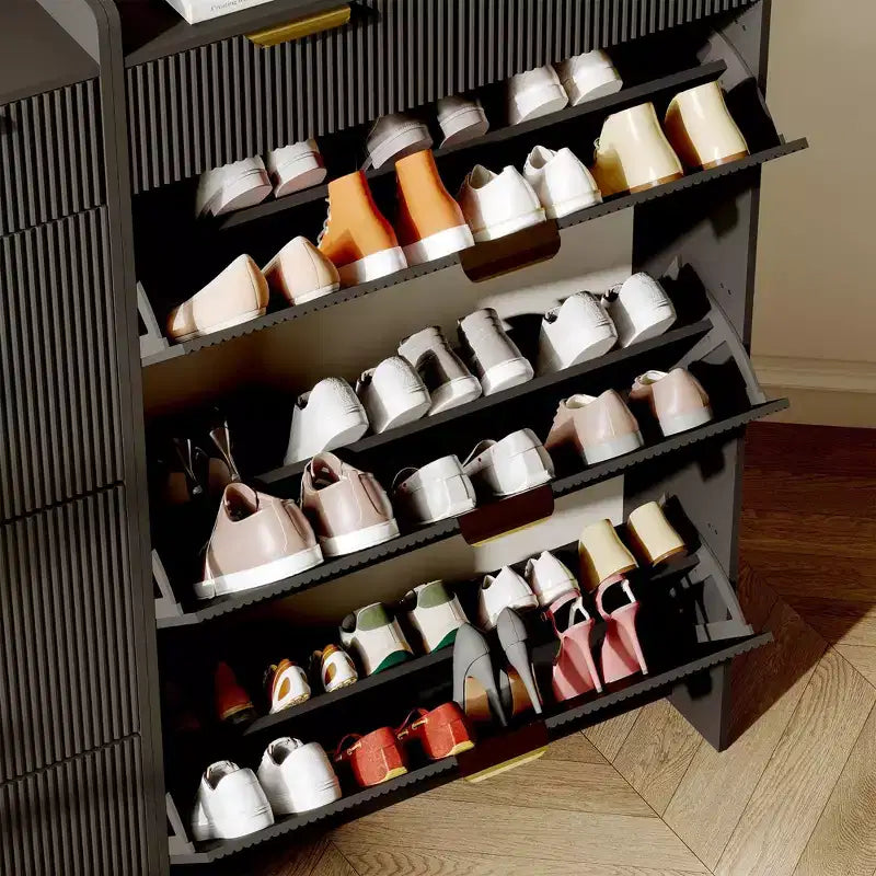 Meuble à chaussures moderne blanc avec 3 tiroirs basculants, 2 petits tiroirs et des crochets, rangement à chaussures étroit à façade cannelée, meuble d’entrée étroit