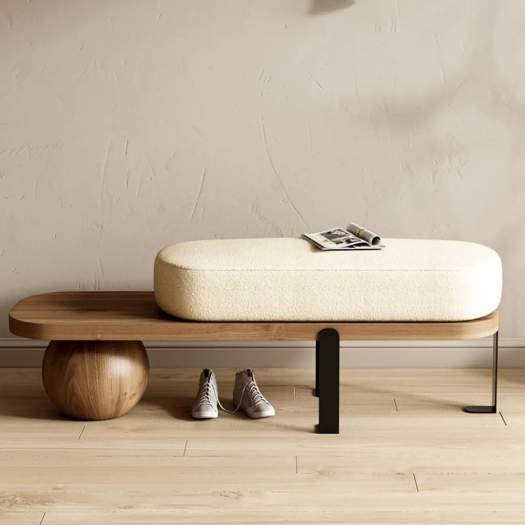 Moderne korte houten bank met beige bekleding