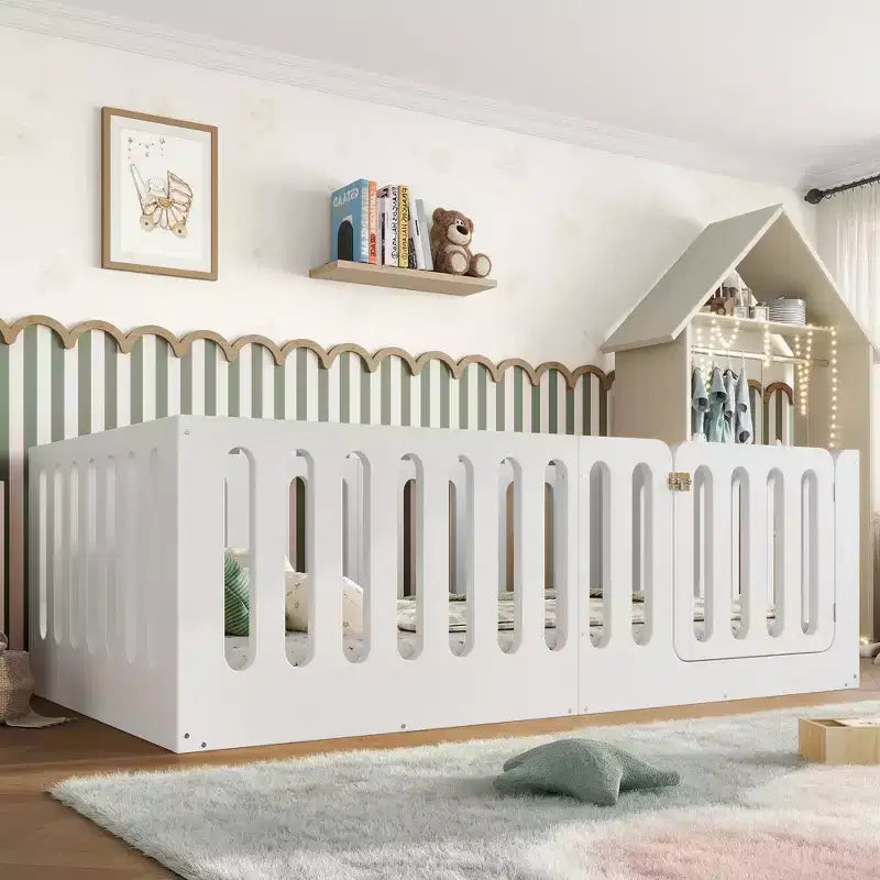 Weißes Montessori-Bodenbett in Einzelbettgröße mit Umzäunung und Tür ??Massivholz, 1 Kind