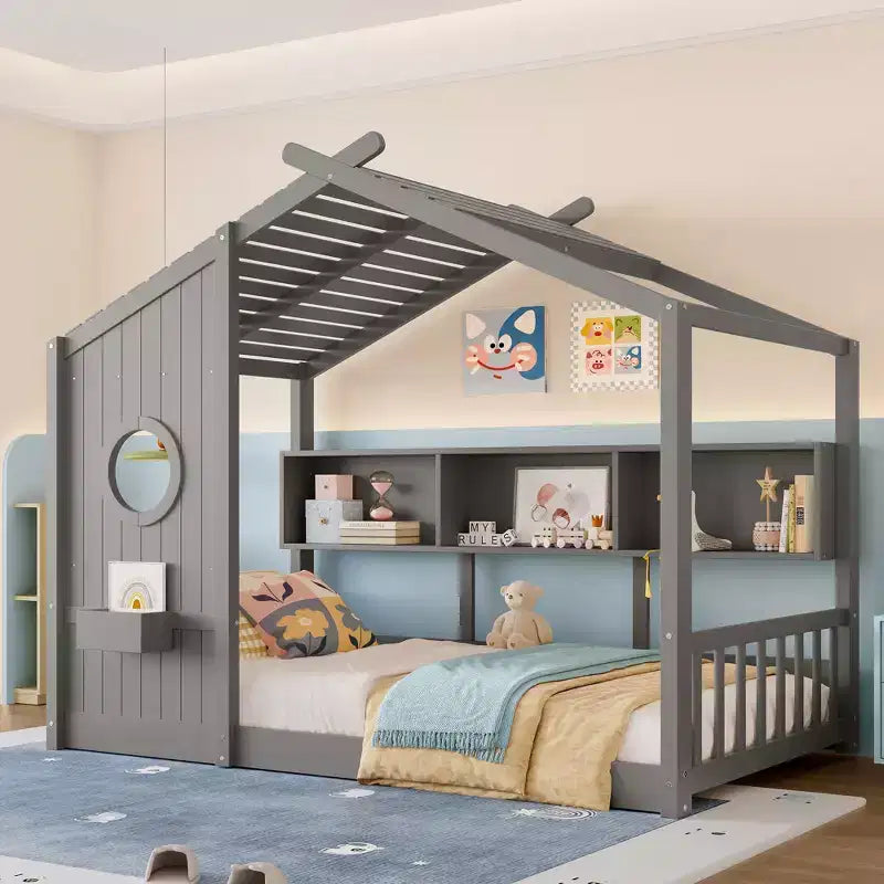 Bodenbett in Hausform mit integrierten Ablageregalen und Latten-Dach