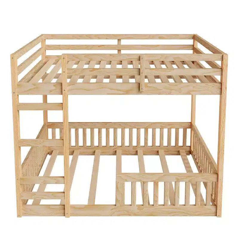 Houten stapelbed met twee full-size bedden, ladder en veiligheidsleuningen, laag model met lattenbodem