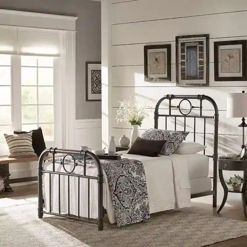 Zwart metalen bed