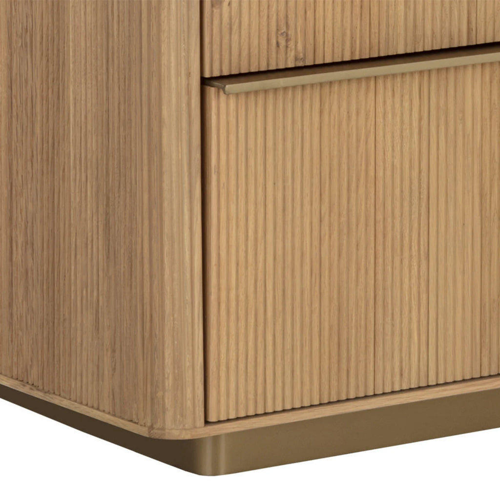 Moderne Kommode aus Eiche mit skulpturalen, geriffelten Details - Schlafzimmer | gebürstetes Gold-Finish