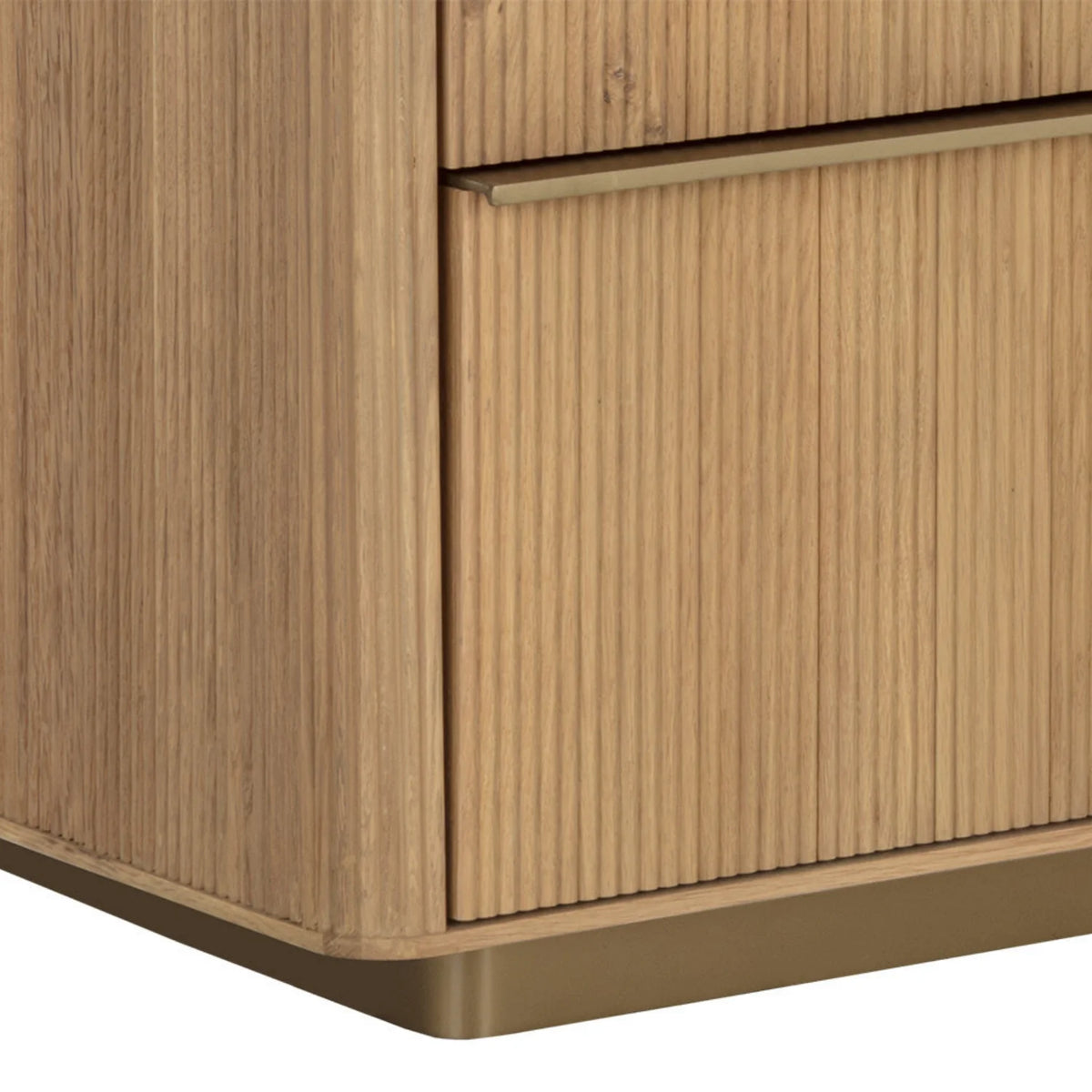 Moderne Kommode aus Eiche mit skulpturalen, geriffelten Details - Schlafzimmer | gebürstetes Gold-Finish