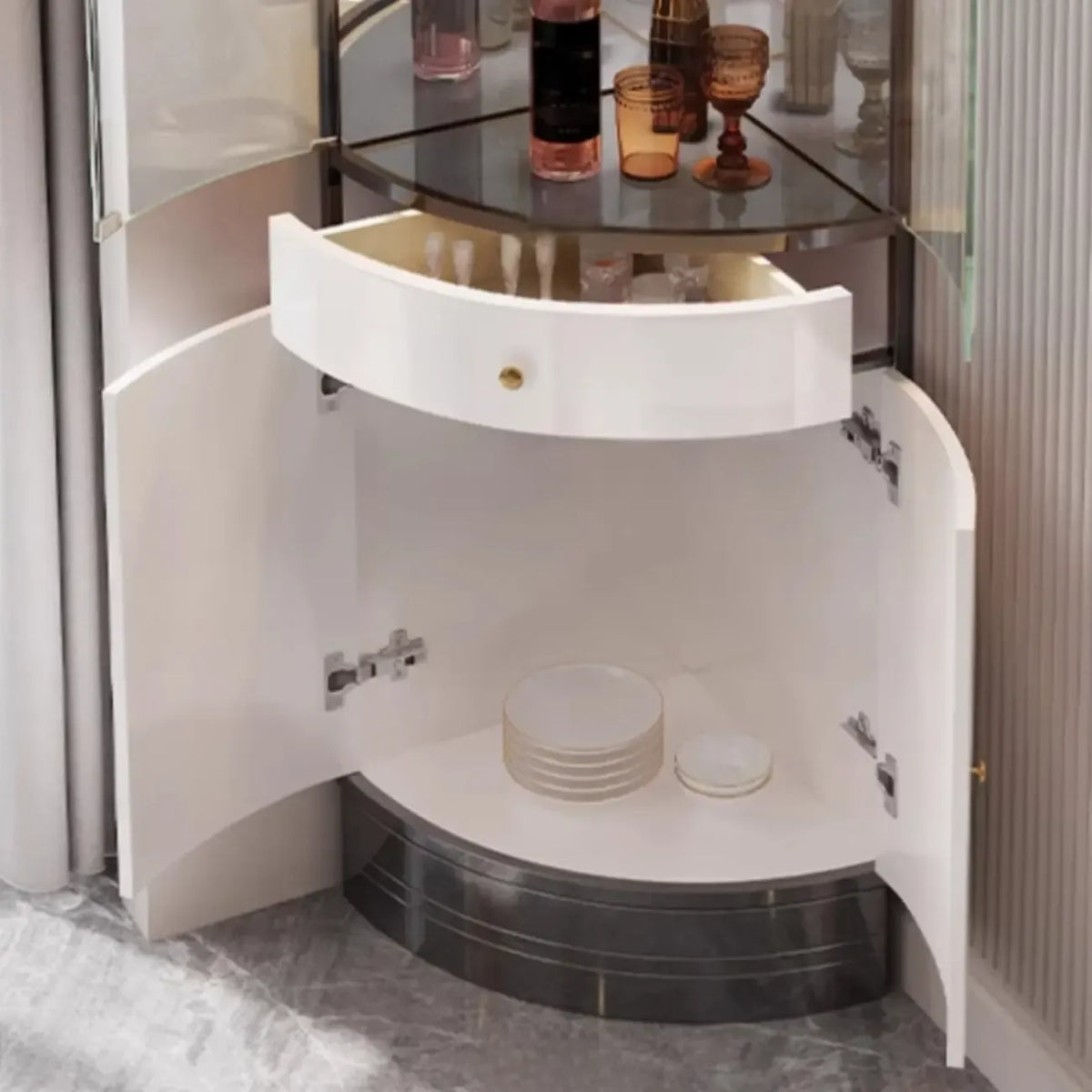 Meuble d’angle à plusieurs niveaux avec étagères en verre et métal, pour rangement, présentation et bouteilles de vin