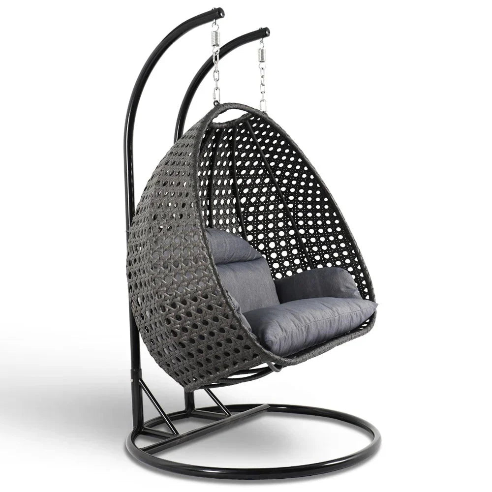 LeisureMod Hängesessel in Ei-Form für 2 Personen mit Gestell - Rattan-Pendelsessel für drinnen und draußen, Hängemattensessel für die Terrasse mit Kissen