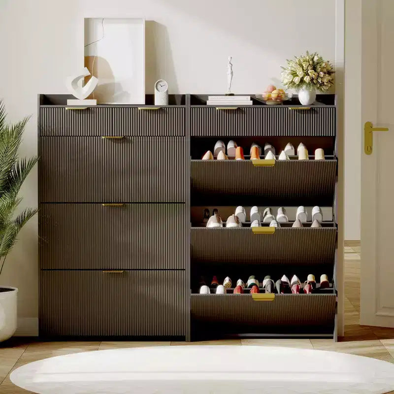 Meuble à chaussures moderne blanc avec 3 tiroirs basculants, 2 petits tiroirs et des crochets, rangement à chaussures étroit à façade cannelée, meuble d’entrée étroit