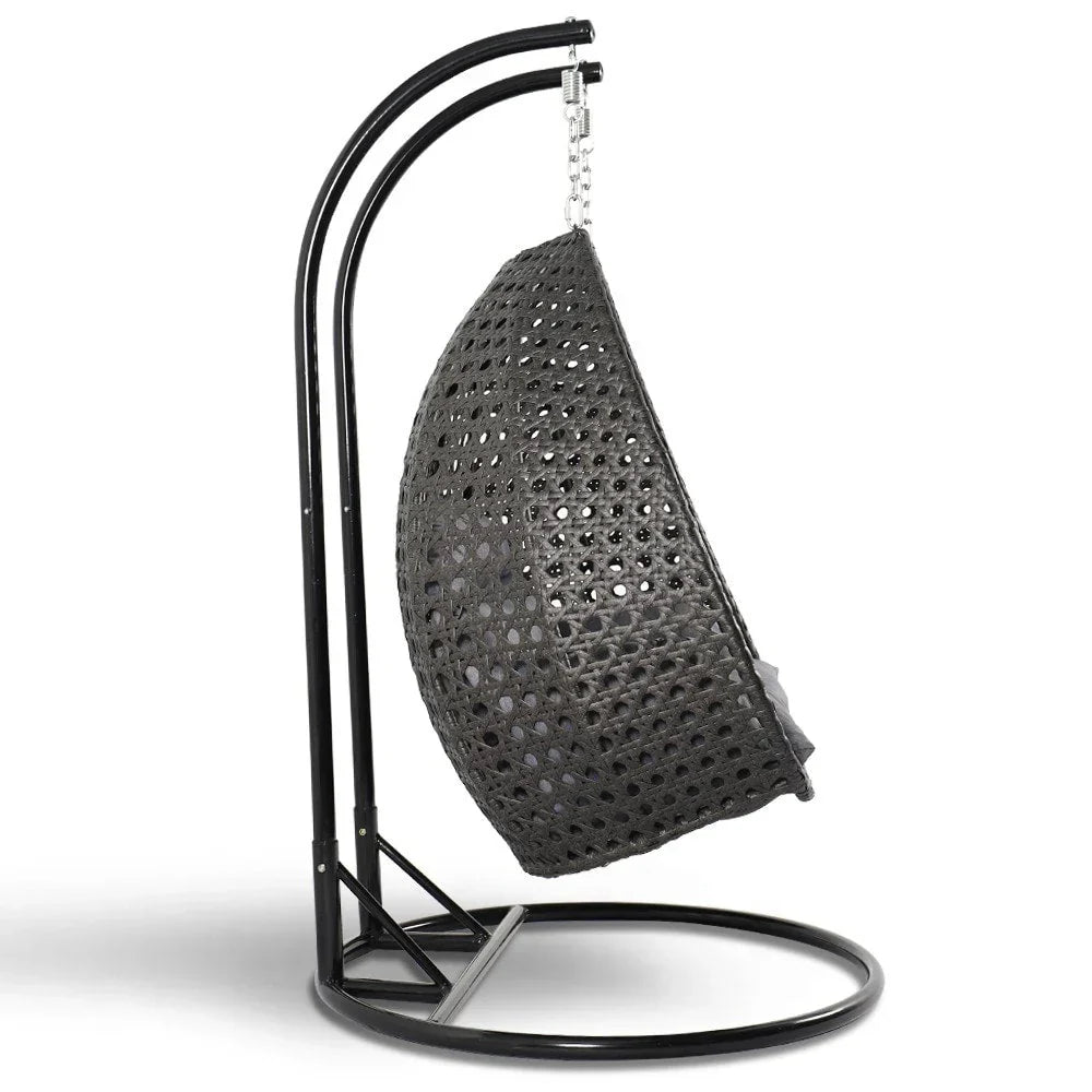 LeisureMod Hängesessel in Ei-Form für 2 Personen mit Gestell - Rattan-Pendelsessel für drinnen und draußen, Hängemattensessel für die Terrasse mit Kissen