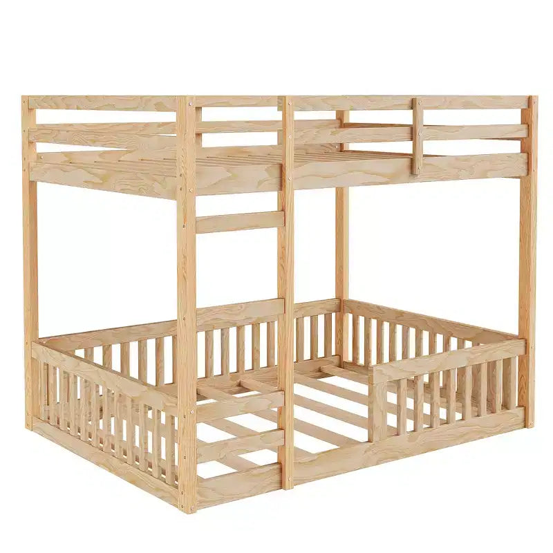 Houten stapelbed met twee full-size bedden, ladder en veiligheidsleuningen, laag model met lattenbodem