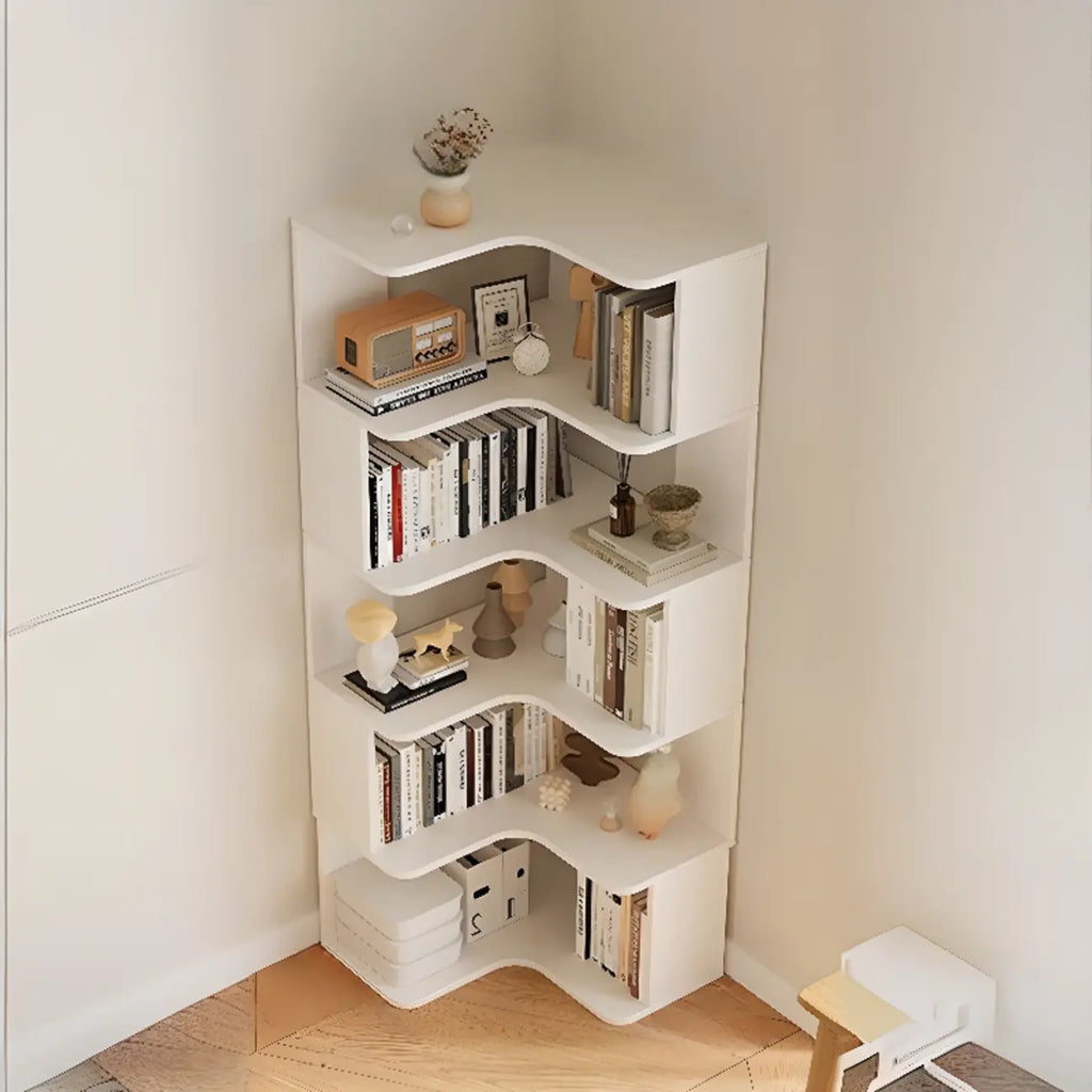 Hoekboekenkast van bewerkt hout met 6 planken