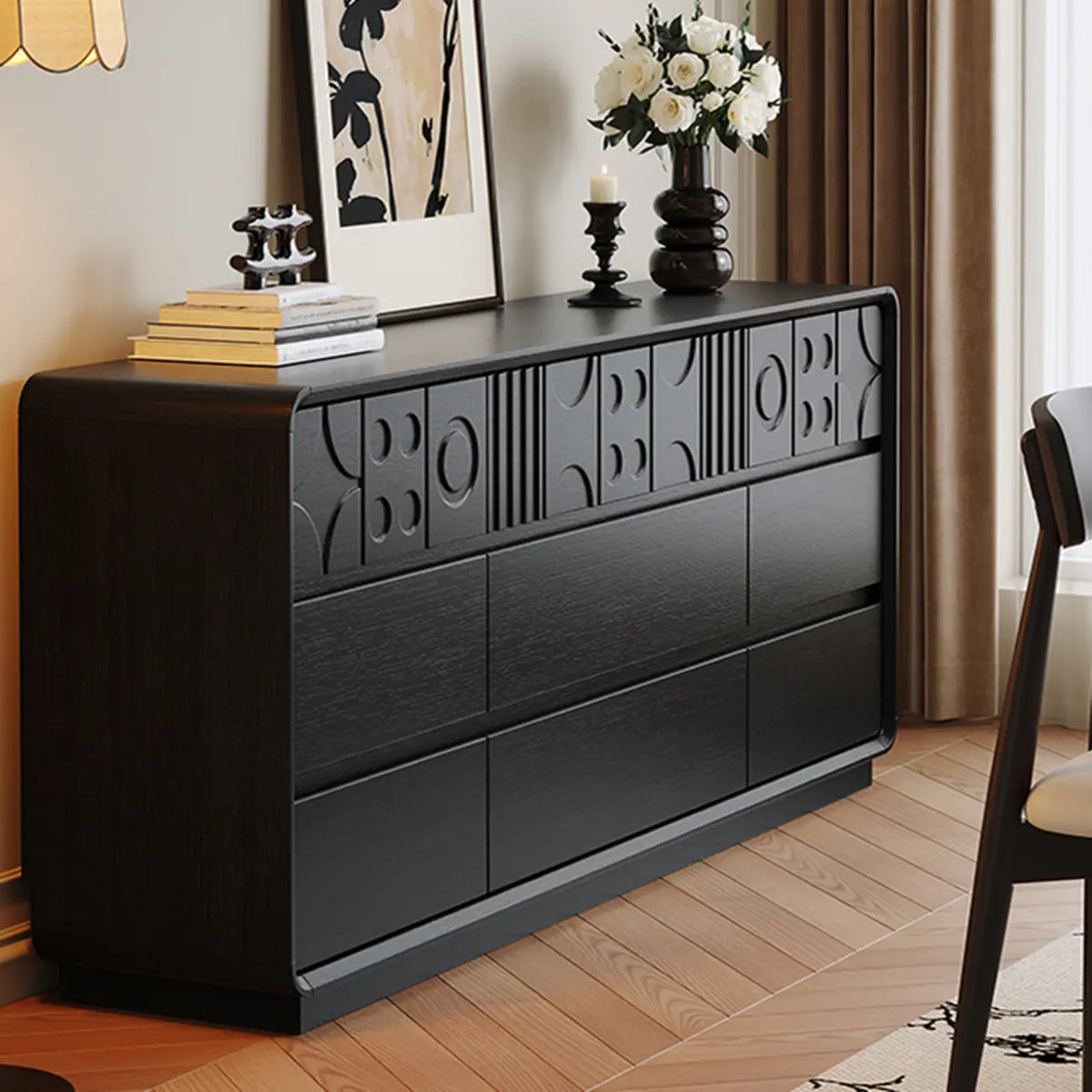 Drewniana komoda inspirowana stylem art déco z geometrycznymi rzeźbieniami