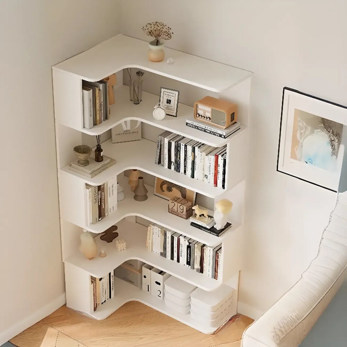 Hoekboekenkast van bewerkt hout met 6 planken