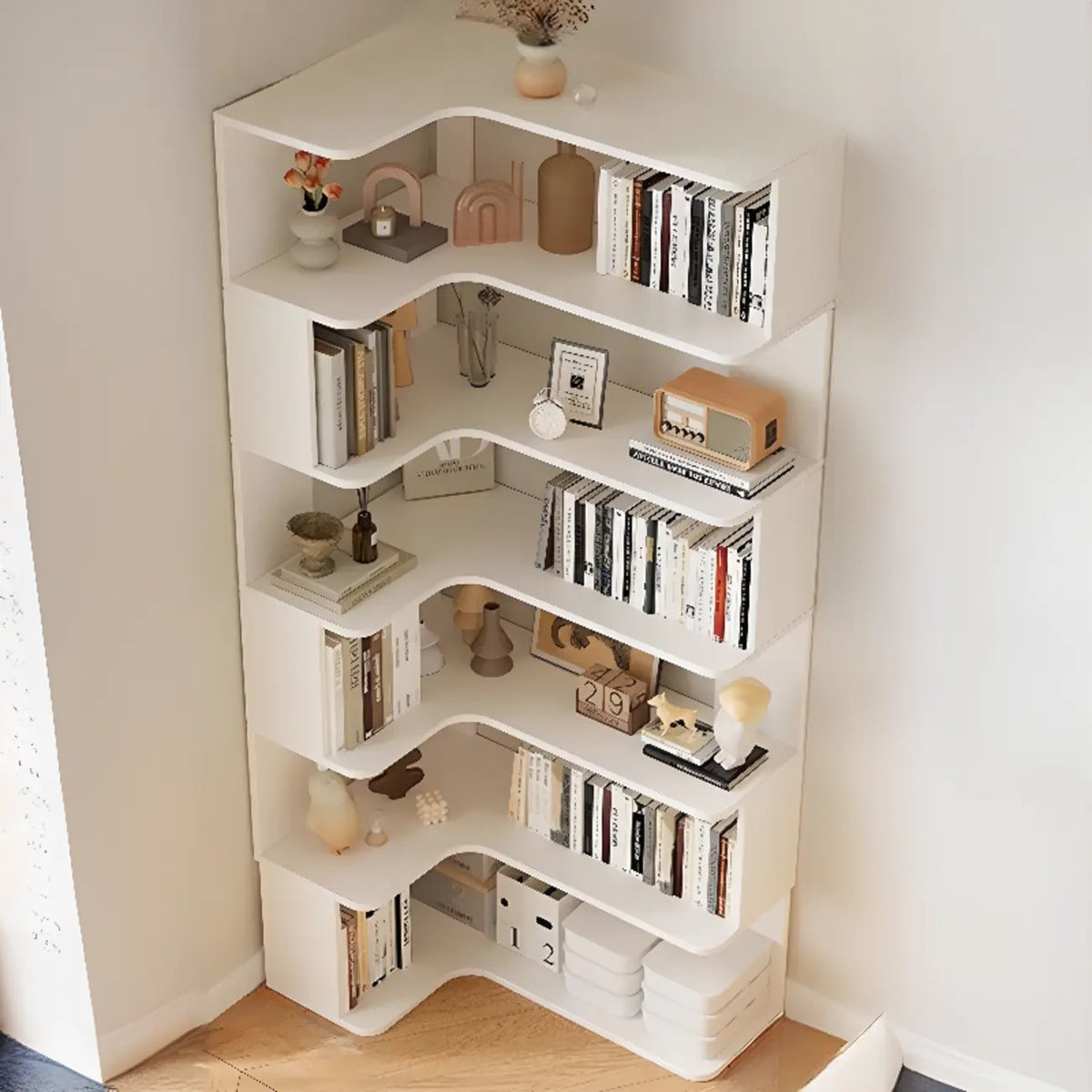 Hoekboekenkast van bewerkt hout met 6 planken