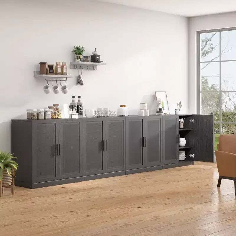 Hoge zwarte opbergkast met deuren van gevlochten materiaal, houtnerfdecor en 12 planken, 62 hoog