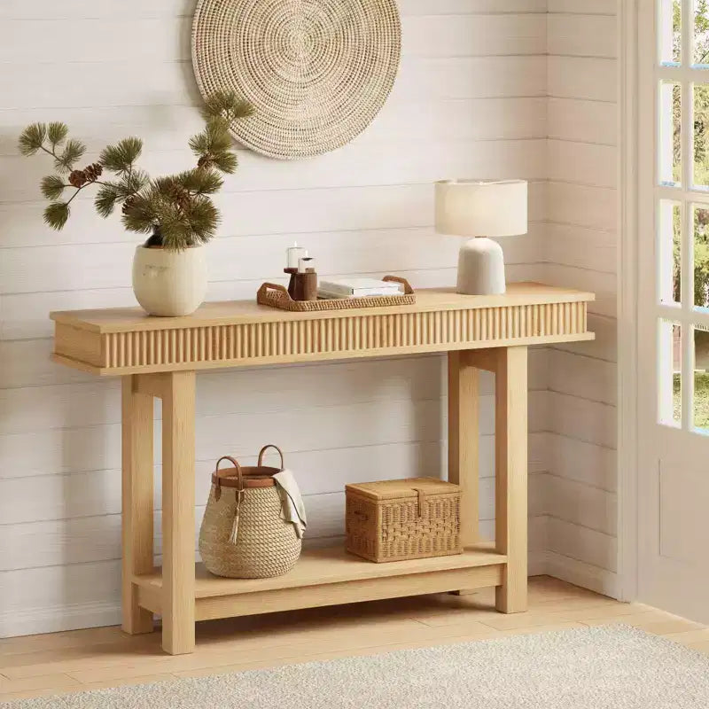 Geriffelter Konsolentisch aus Holz im Landhausstil, 2 Ebenen mit Ablagefläche, rechteckig, schmaler Flurtisch für Eingangsbereich, Flur oder Wohnzimmer, hinter dem Sofa