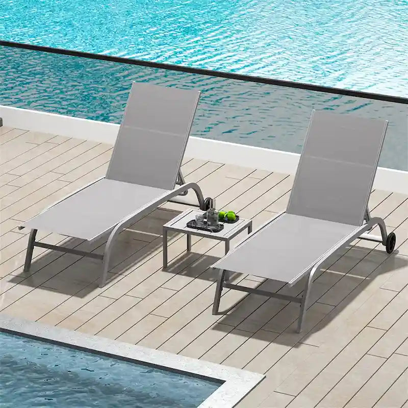 Deux fauteuils de détente d’extérieur avec 1 table
