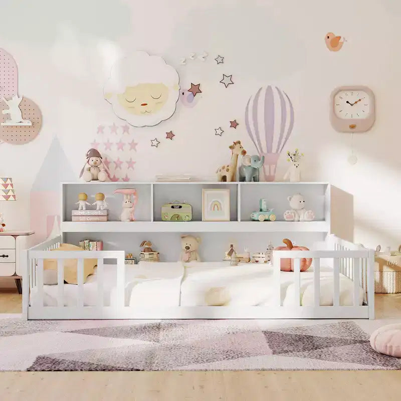 Łóżko podłogowe Montessori Twin/Full z półkami na książki i barierkami zabezpieczającymi, białe/szare