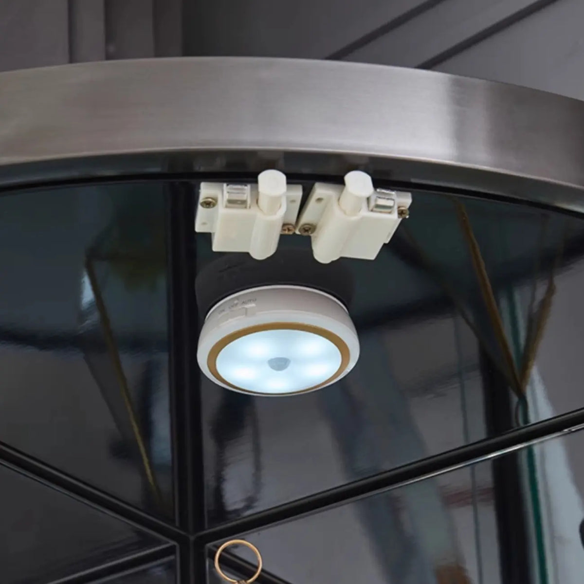 Meuble d’angle à plusieurs niveaux avec étagères en verre et métal, pour rangement, présentation et bouteilles de vin